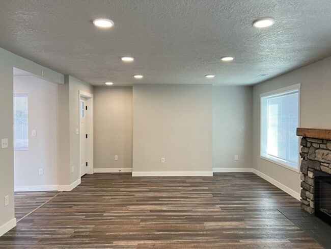 Building Photo - 3Bd/2Ba Two Story House - Available Now!