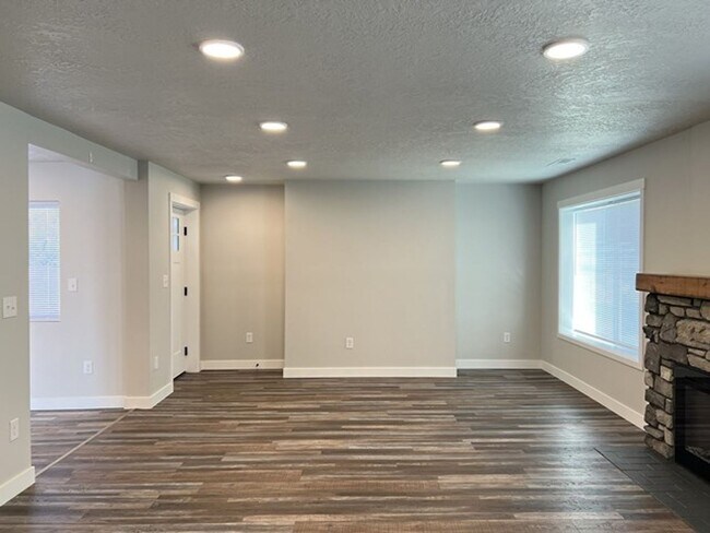 Foto del edificio - 3Bd/2Ba Two Story House - Available Now!