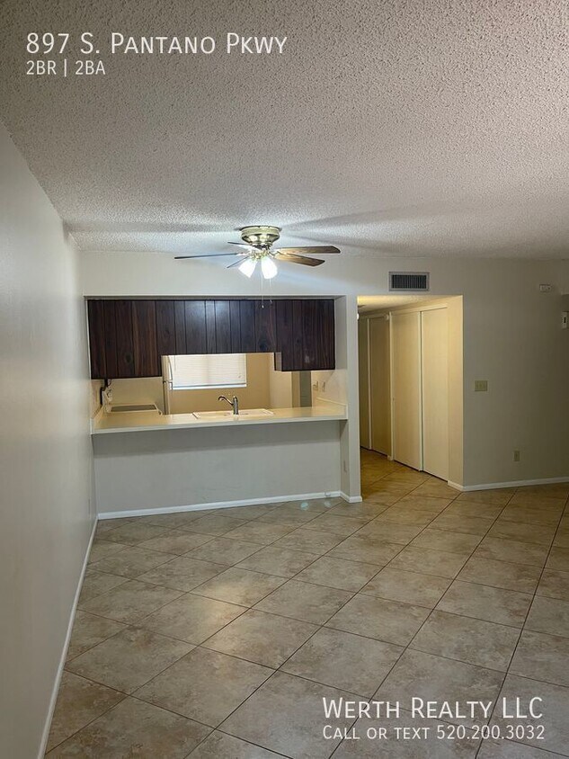 Foto principal - Large 2 Bed/2 Bath Townhome With Yard! Loc...