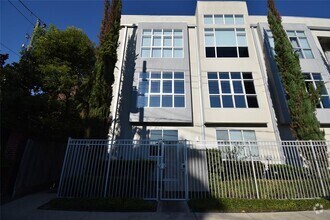 Building Photo - 207 Pierce St