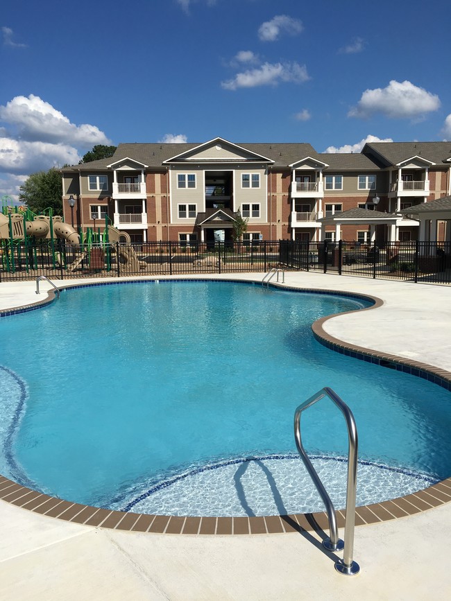 Separate Toddler Water Feature in Pool Area - Flint River Apartments