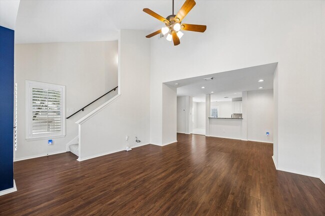 Foto del edificio - 922 W Heights Hollow Ln