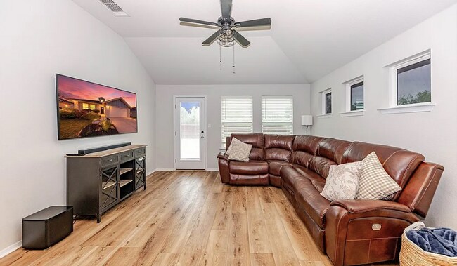 Foto del edificio - 305 Schuylerville Dr