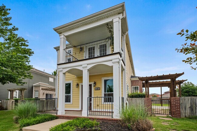 Building Photo - Updated 3 Beds + 2.5 Baths Home in an Excellent Location!