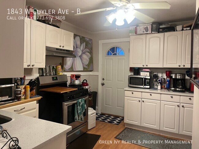 Foto del edificio - 2 bedroom with Parking Included!