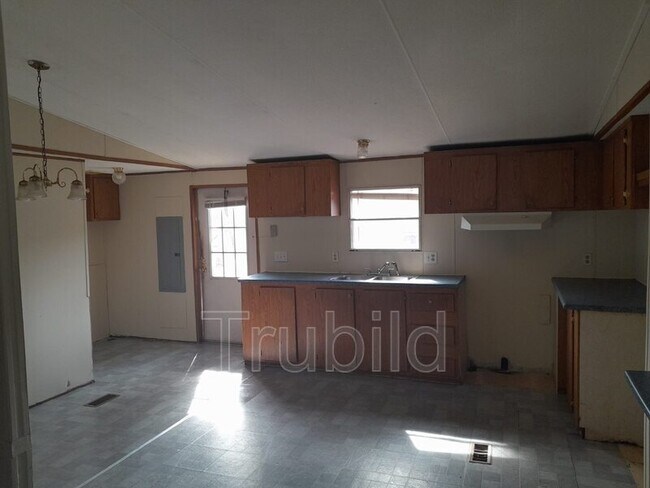 Building Photo - 4 Club Cir