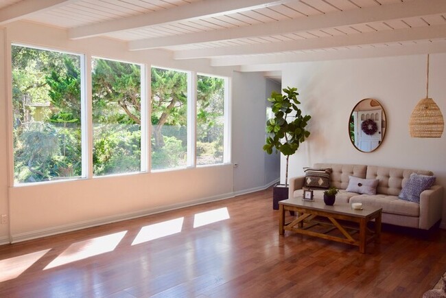 Building Photo - 4058 El Bosque Dr