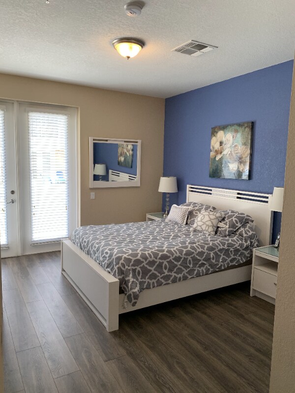 Foto del edificio - 8012 Cool Breeze Dr