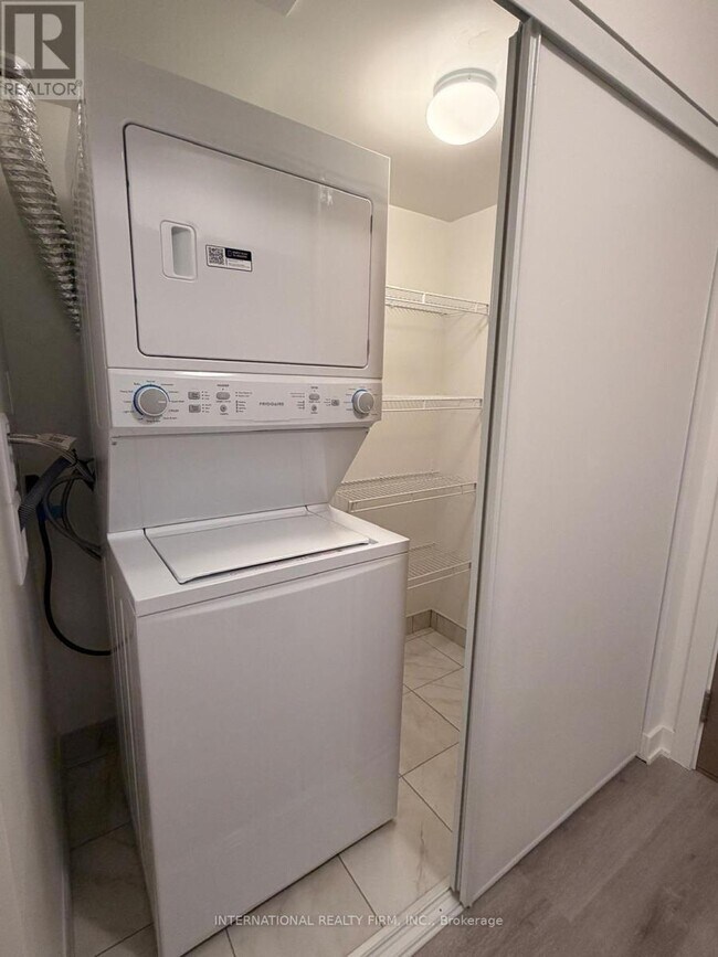 Photo du bâtiment - 1010 Sandy Beach Rd