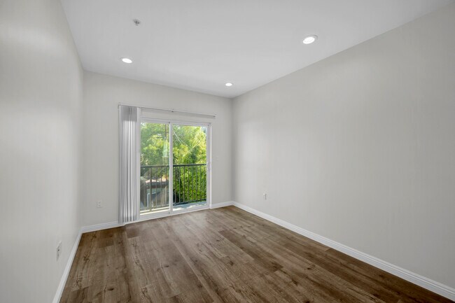 Foto del edificio - 6358 Hazeltine Ave