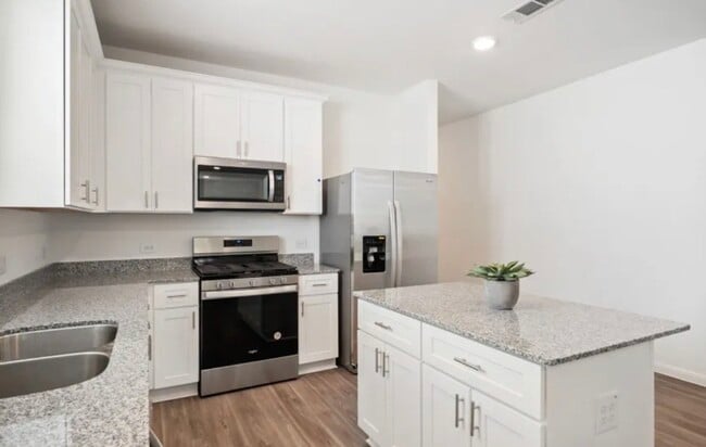 Building Photo - 248 Seven Pnes Dr