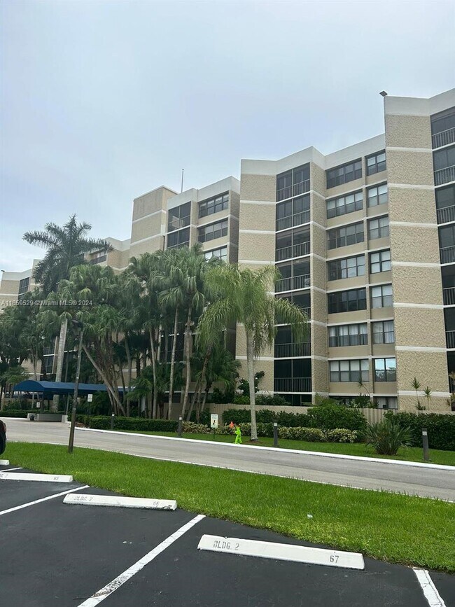 Foto del edificio - 16300 Golf Club Rd