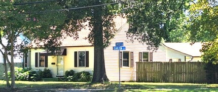 Building Photo - 1301 Sunset Dr
