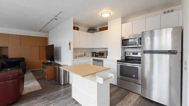 Foto del edificio - 2400 N Lakeview Ave