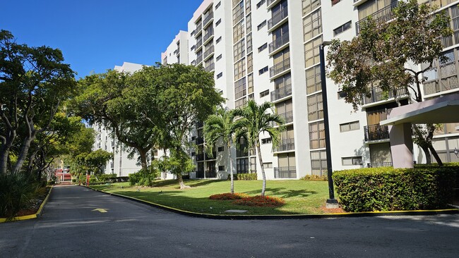 Foto del edificio - 17021 N Bay Rd