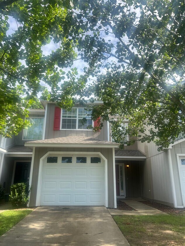 Primary Photo - 102 Commons Dr