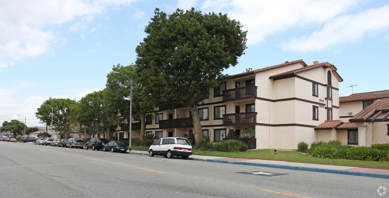 Town Center Terrace Apartments in Paramount, CA