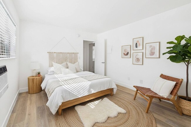 Building Photo - Villa La Paloma