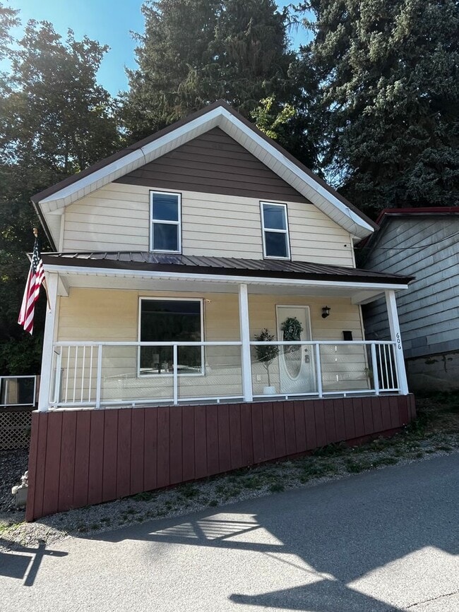 Building Photo - 3 bedroom, 2 bath house located in Wallace...