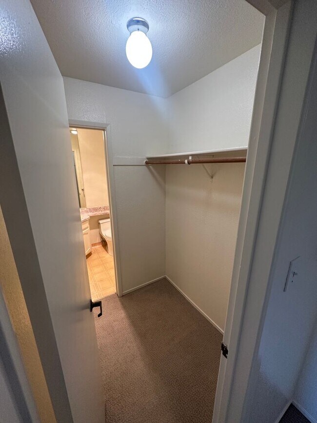 Foto del edificio - Beautiful 2 Br / 1.5 Ba with Cathedral Cei...