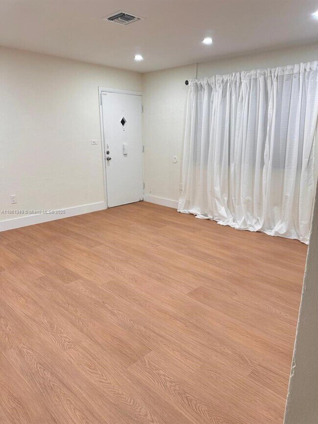 Foto del edificio - 1150 SW 12th St