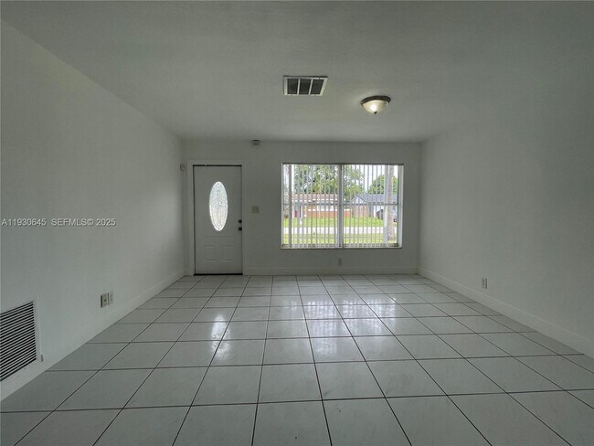 Foto del edificio - 5820 NW 13th St
