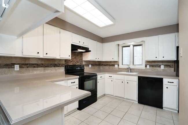 Building Photo - 340 Twykingham Pl