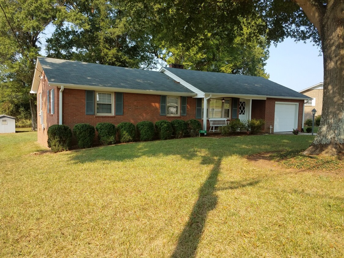 Foto principal - Super cute and updated brick ranch for ren...