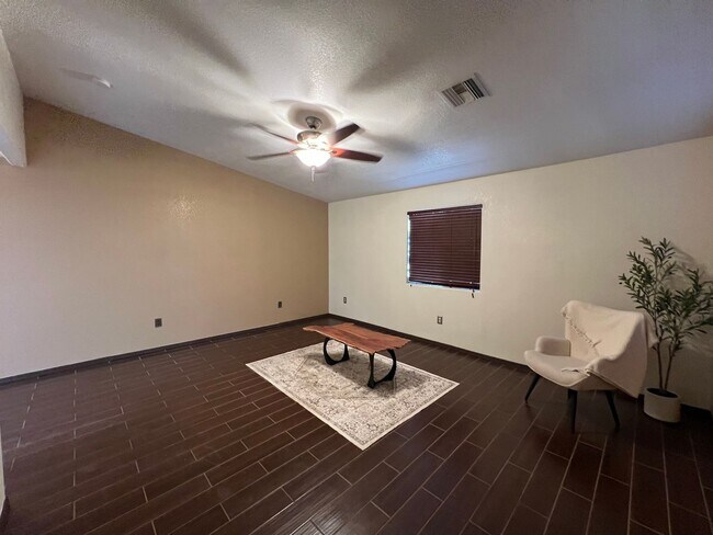 Foto del edificio - 3 BEDROOM HOME NEAR THE FOOTHILLS!