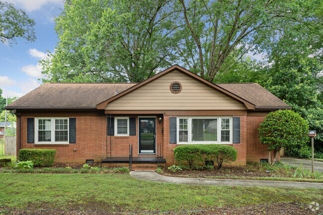 Building Photo - 1818 Woodland Dr