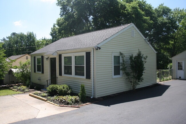 Building Photo - 2833 Colonial Cir