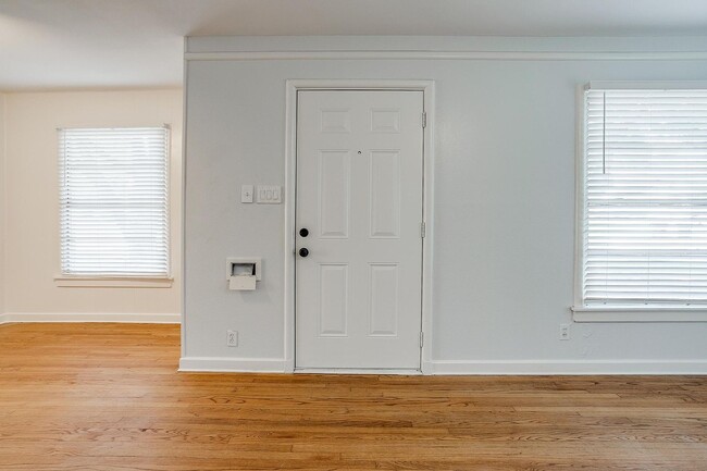 Building Photo - Fresh on the Market-  2 Bed, 1 Bath home i...