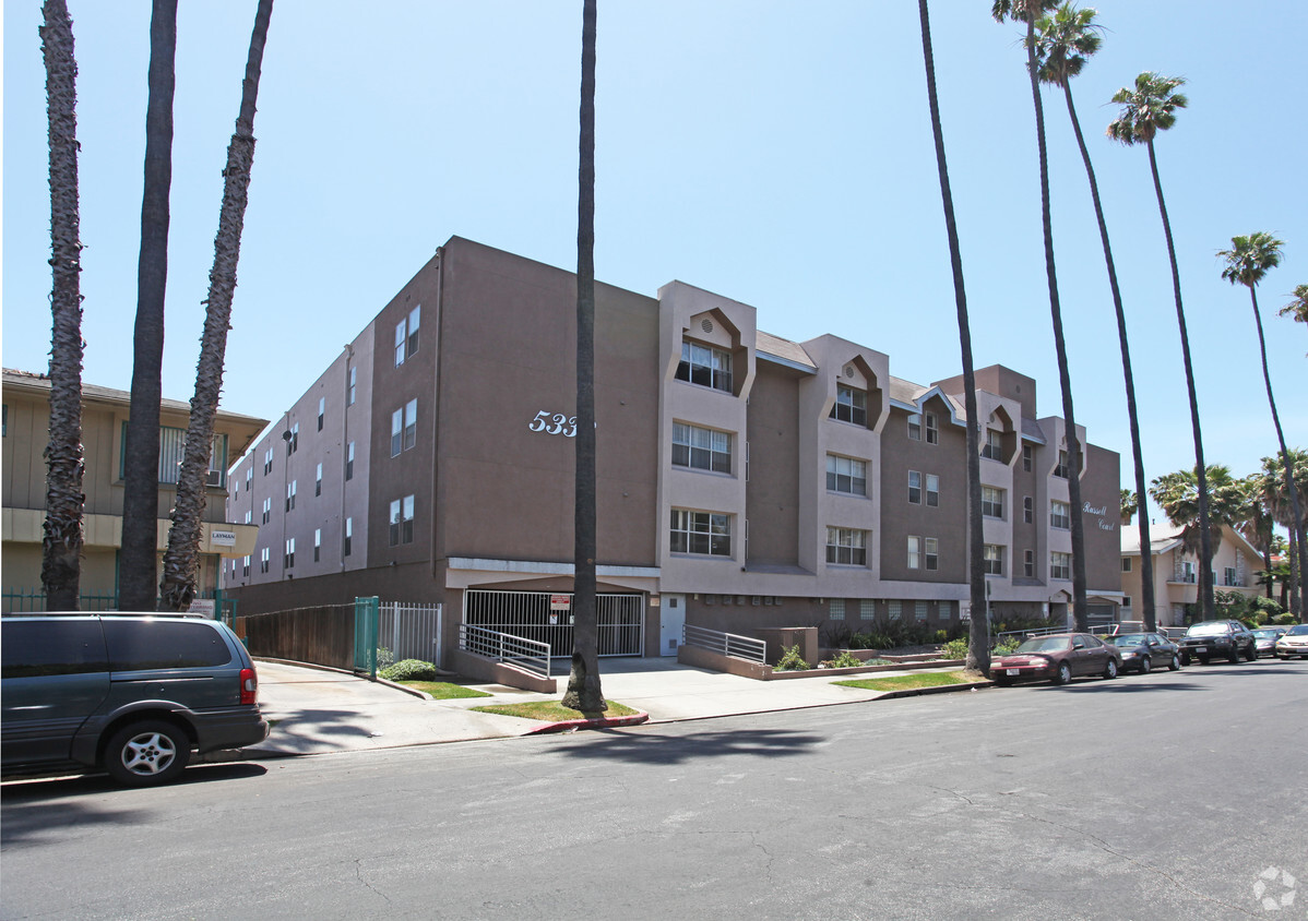 Foto del edificio - Russell Court Apartments