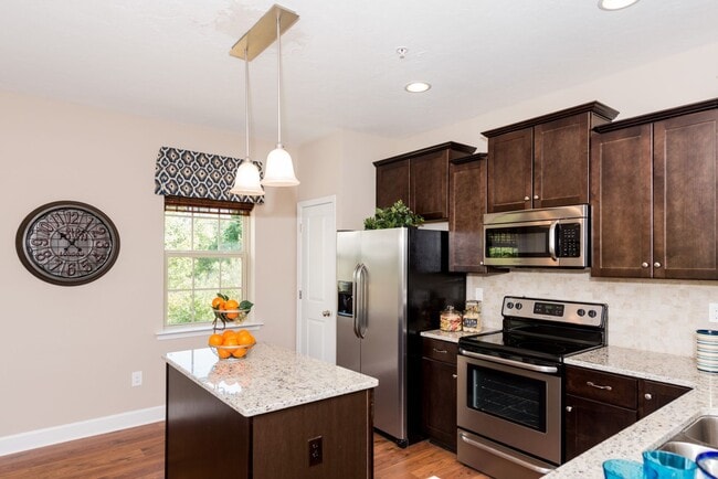 Building Photo - Spacious Townhome with Garage!