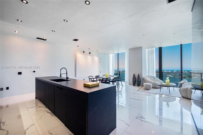 Foto del edificio - 650 NE 32nd St