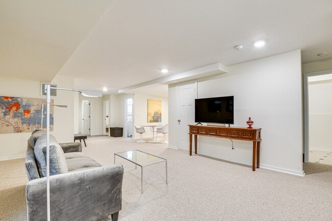 Building Photo - 3975 S Ellis Ave