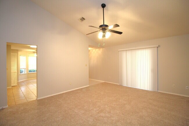 Building Photo - Spacious 3BR/2BA Gulf Breeze Home with Vau...