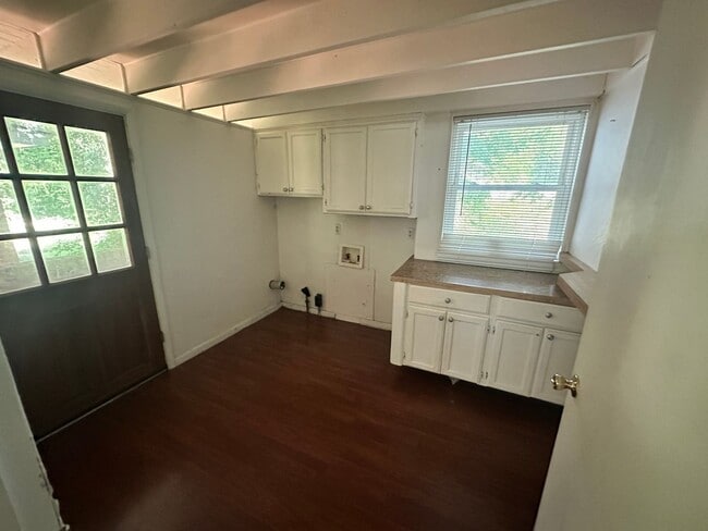 Building Photo - 511 Manor Dr