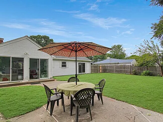 Foto del edificio - Welcome to this charming one-level ranch i...