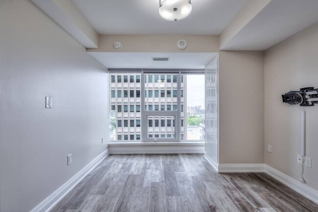 Building Photo - 955 Bay St.