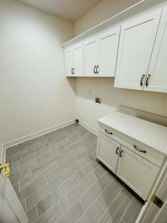 Foto del edificio - FOR LEASE - NEW BUILD TOWNHOME LOCATED IN ...