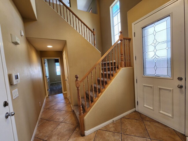 Building Photo - Stunning 4 Bed 3 Bath 2 Story Home with Loft