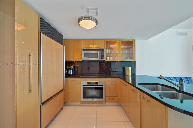 Foto del edificio - 6801 Collins Ave