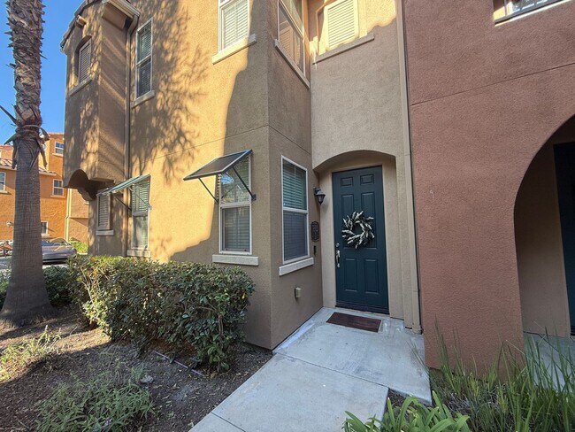 Foto del edificio - Tri-level 3-bedroom 3-bathroom townhouse located in Chula Vista, CA