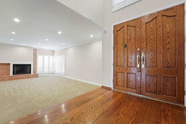 Foto del edificio - This stunning 5 Bed / 3 Bath Home South of Ventura Boulevard with pool and panoramic views is now...