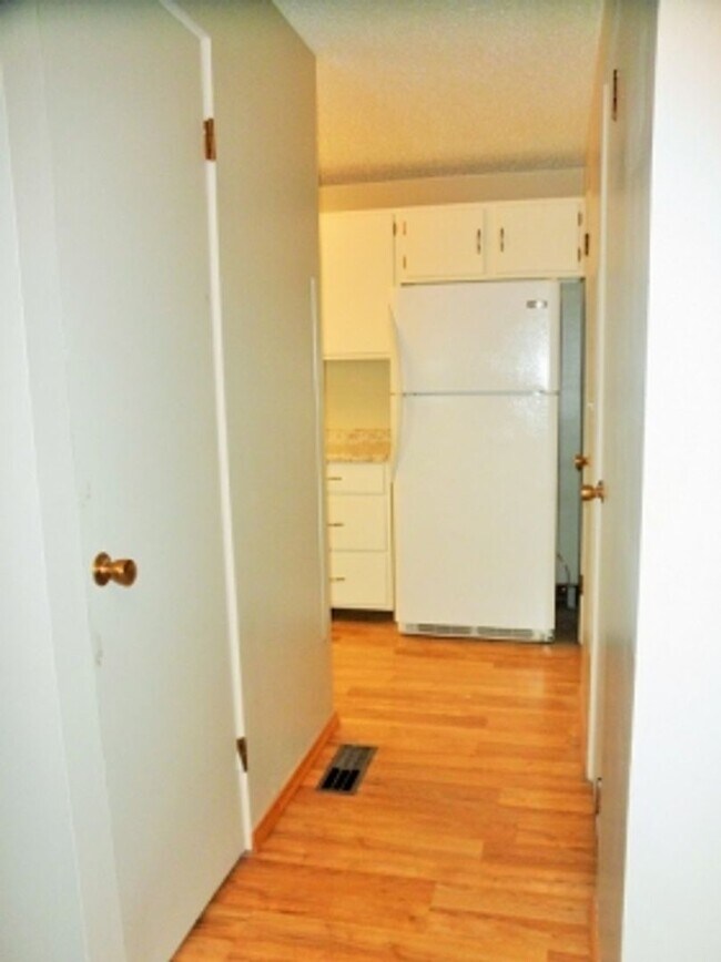 Building Photo - Centrally located, newly remodeled 3bed / ...