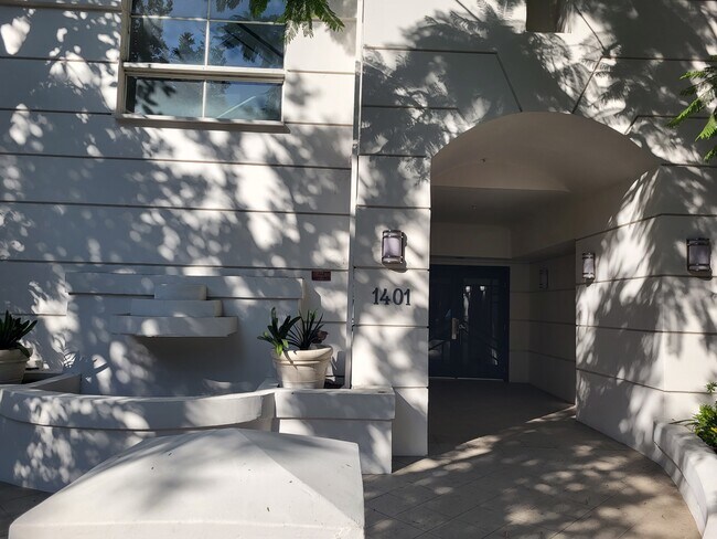 Building Photo - 1401 S Bentley Ave
