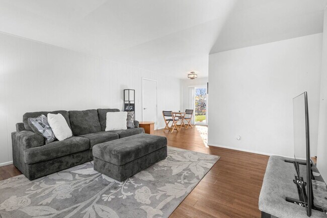 Foto del edificio - 5011-5013 Three Oaks Rd