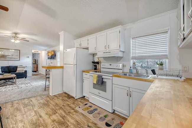 Building Photo - Beautifully Renovated Home Minutes to Foll...