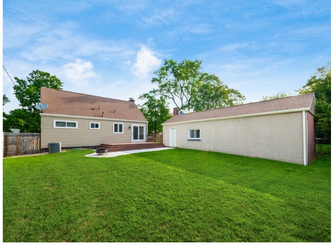 Building Photo - 2295 Shrewsbury Rd